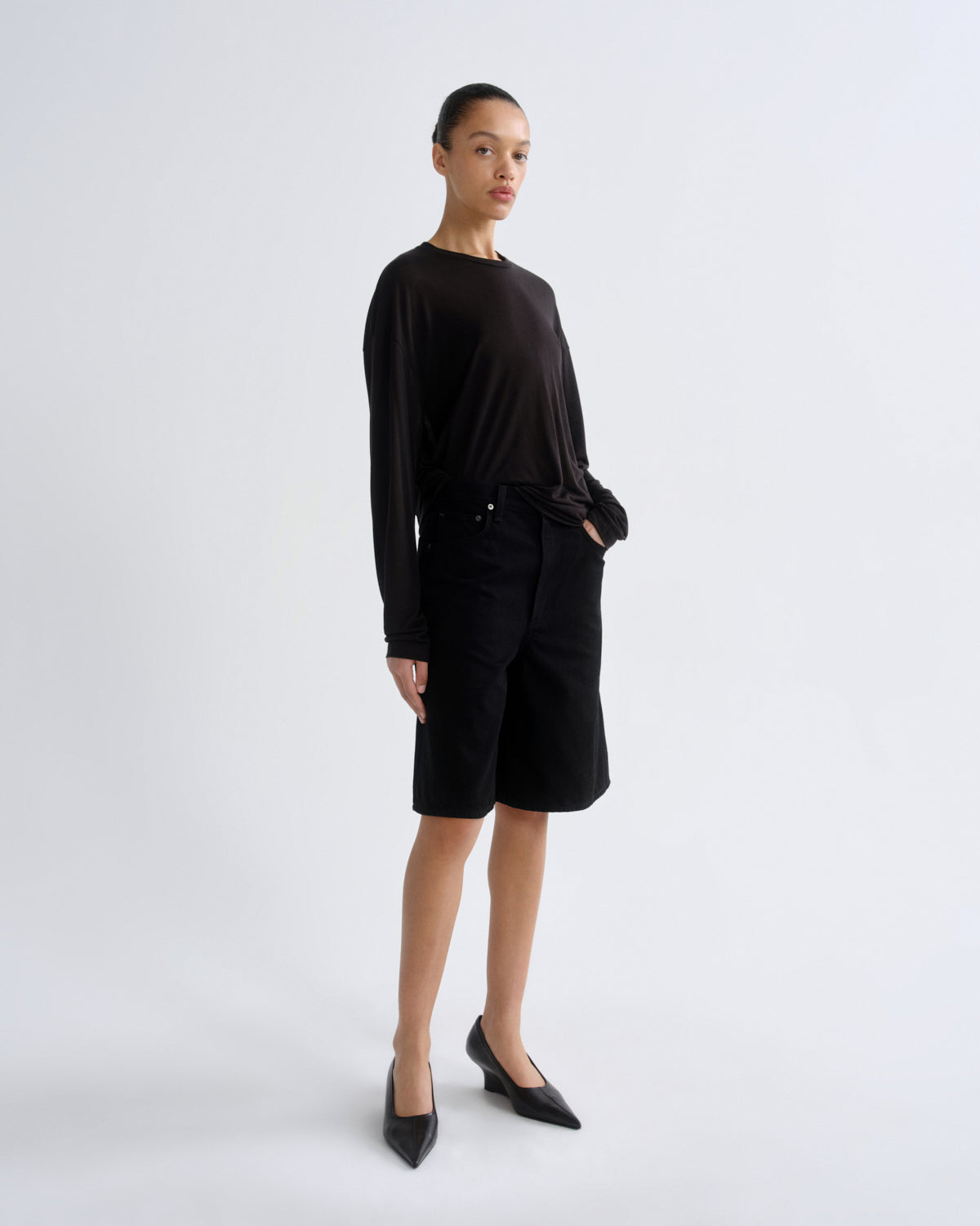Women Sasha Long Sleeve Boyfriend Tee in Black - Agolde