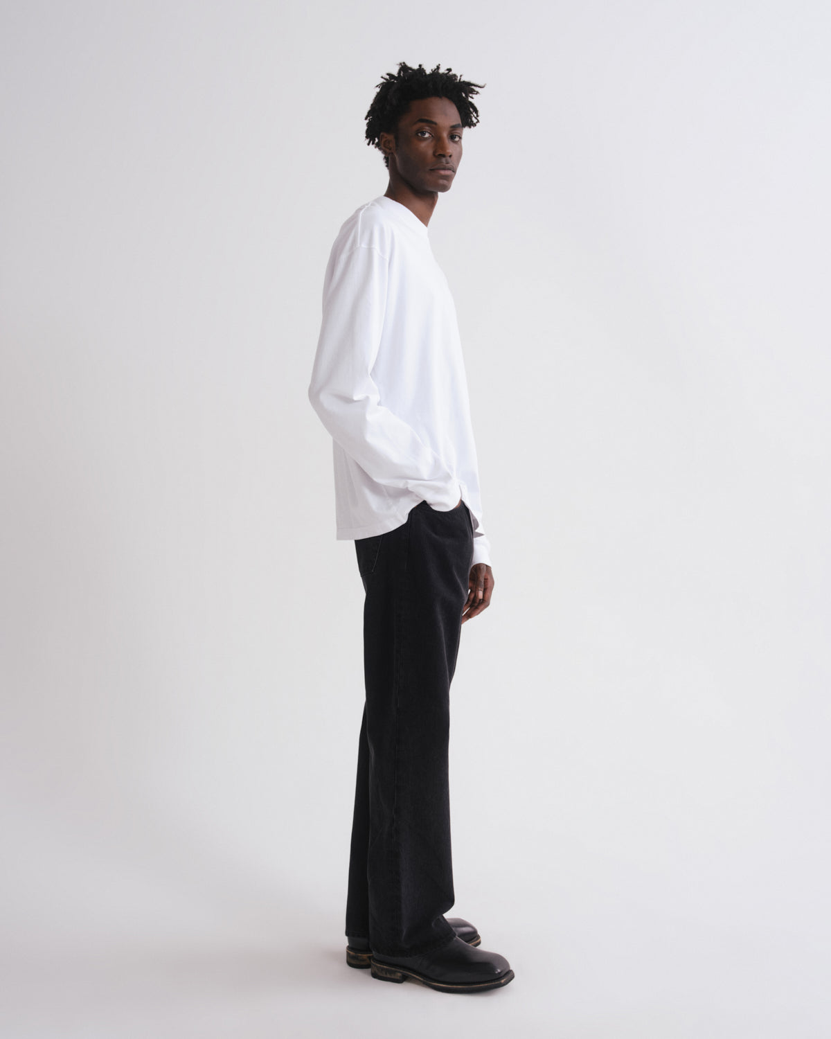 Men Long Sleeve Drop Shoulder Asha in White - Agolde