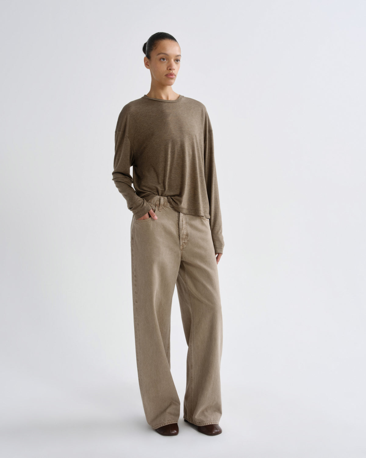 Women Sasha Long Sleeve Boyfriend Tee in Loam - Agolde