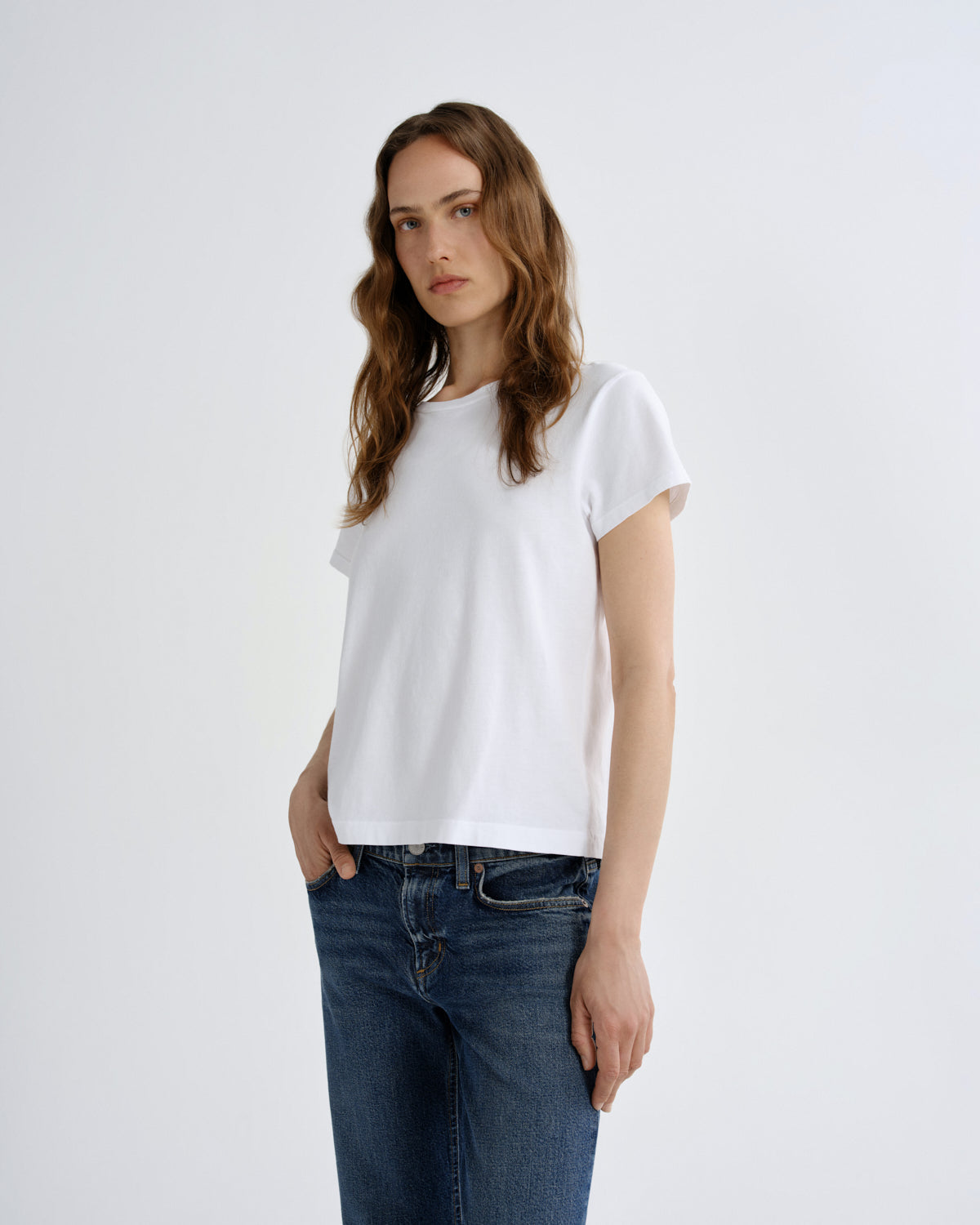 Women Long Line Adine Tee in White - Agolde