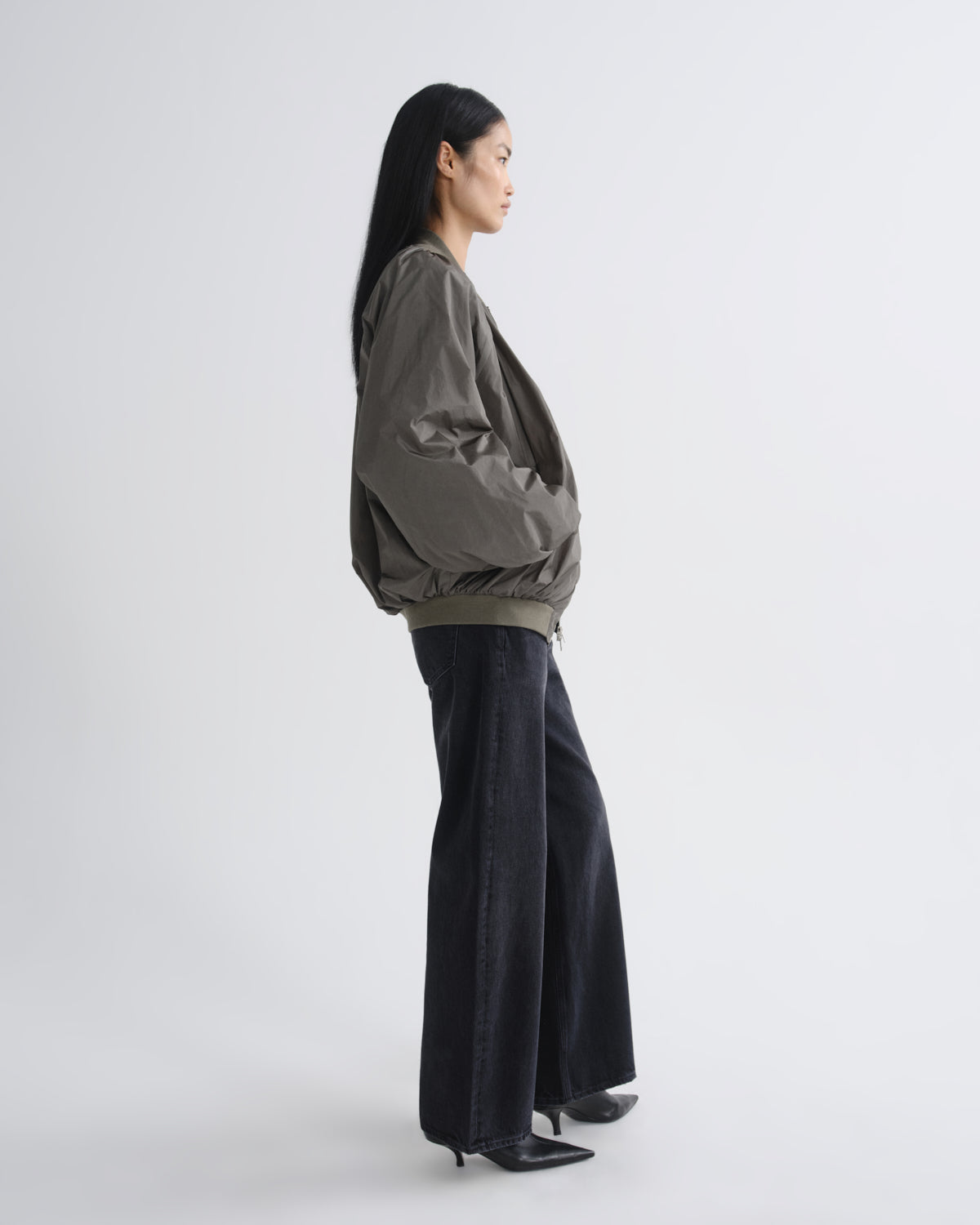 Women Low Curve Jean (Weightless) in Black Tar - Agolde