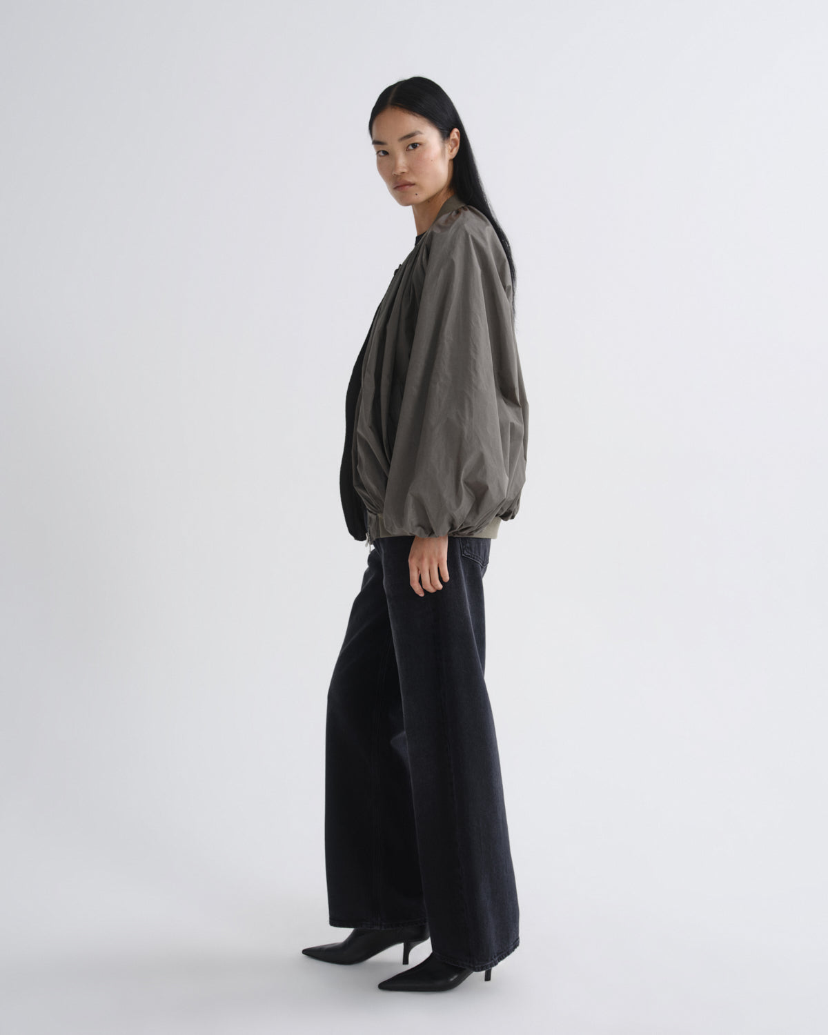 Women Low Curve Jean (Weightless) in Black Tar - Agolde