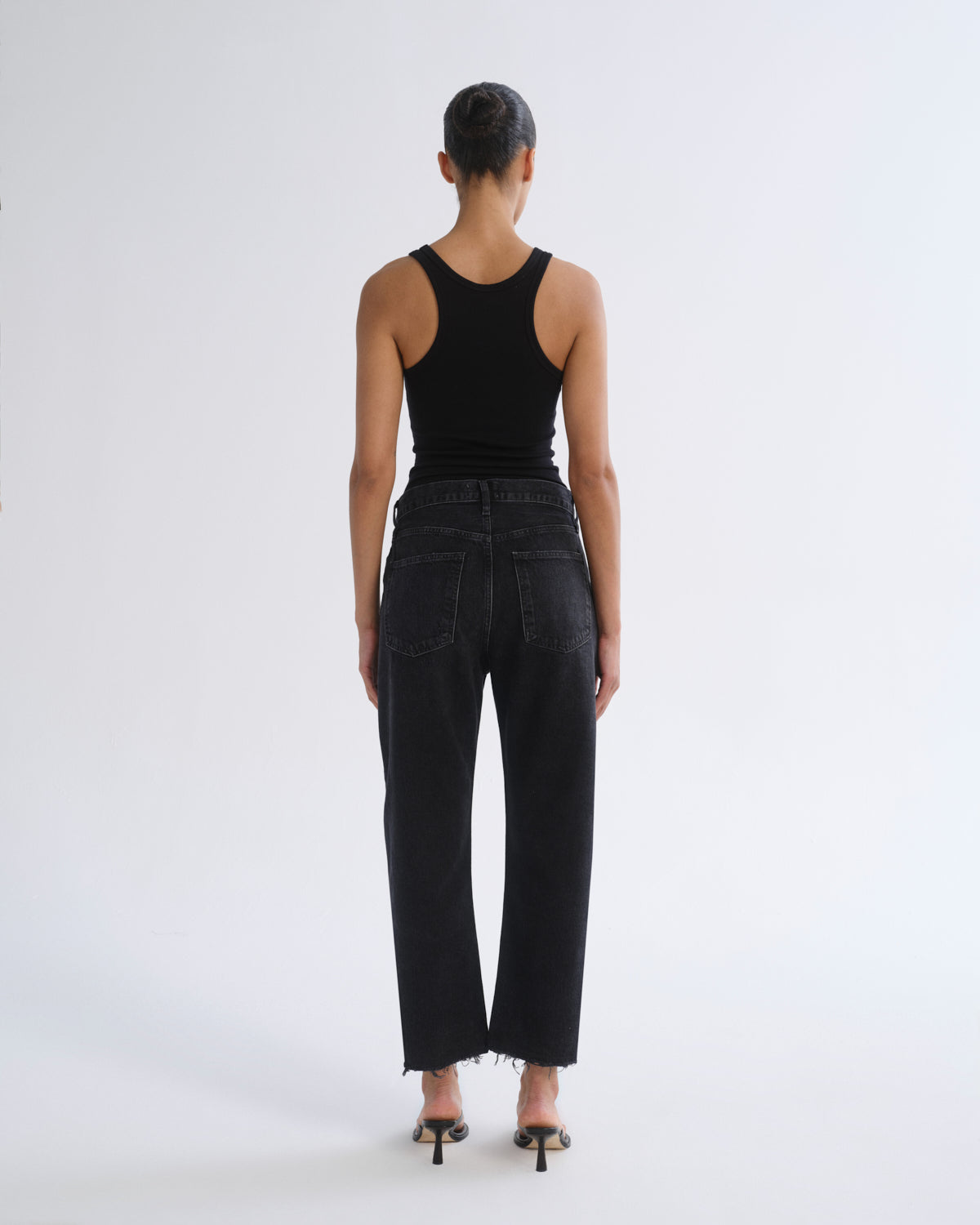 Women 90's Crop Mid Rise Straight (Weightless) in Tar - Agolde