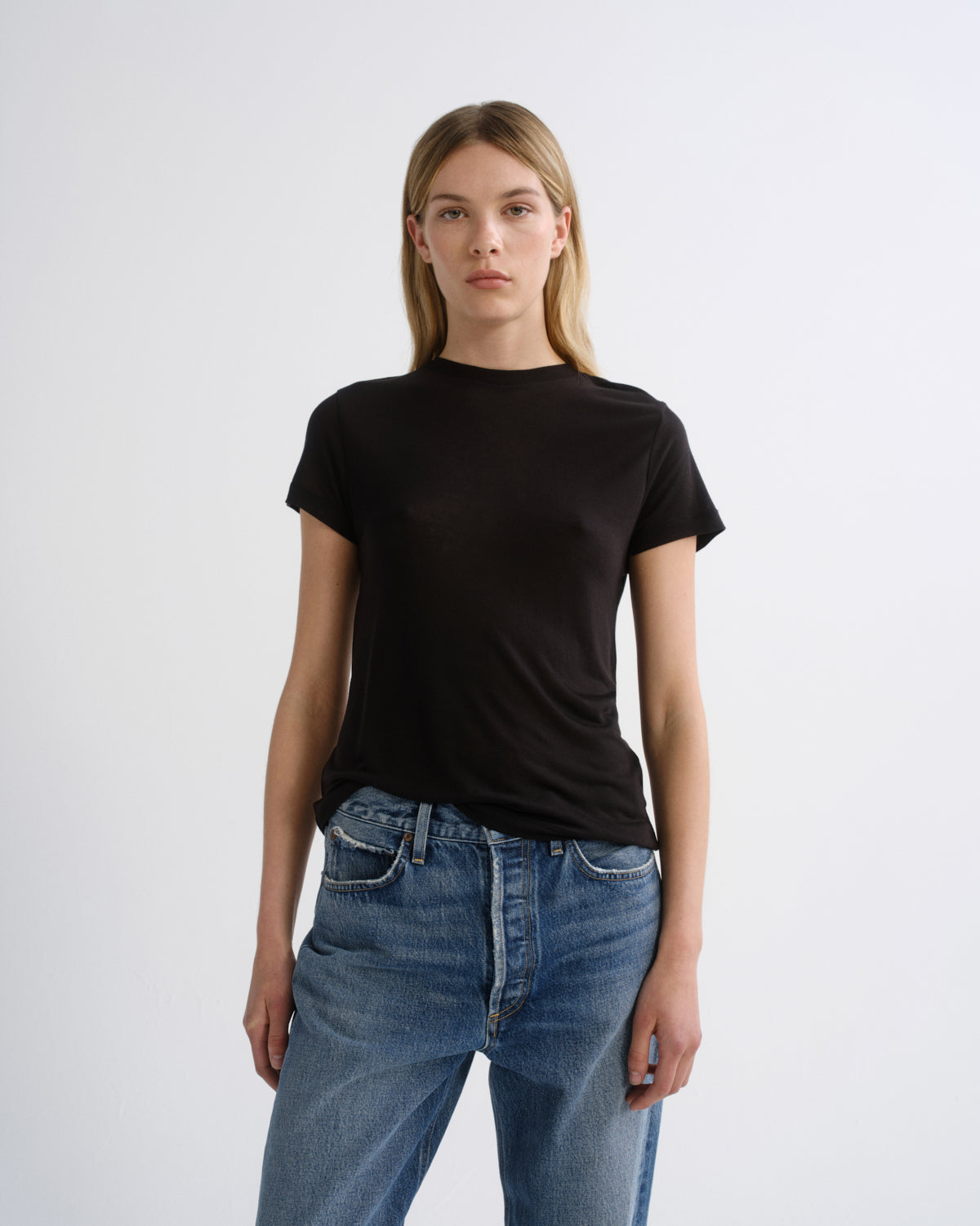 Women Long Line Adine Tee in Black - Agolde