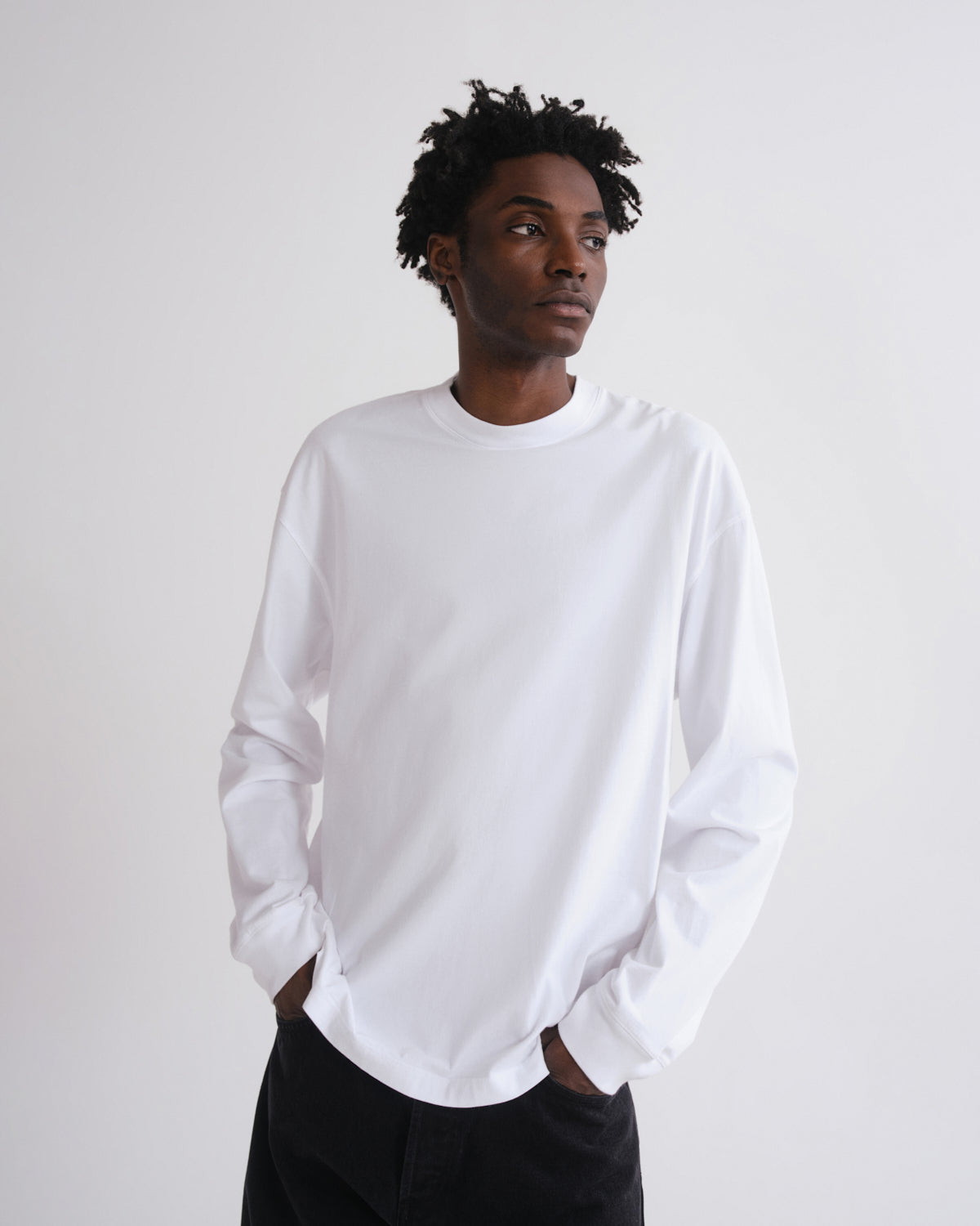 Men Long Sleeve Drop Shoulder Asha in White - Agolde
