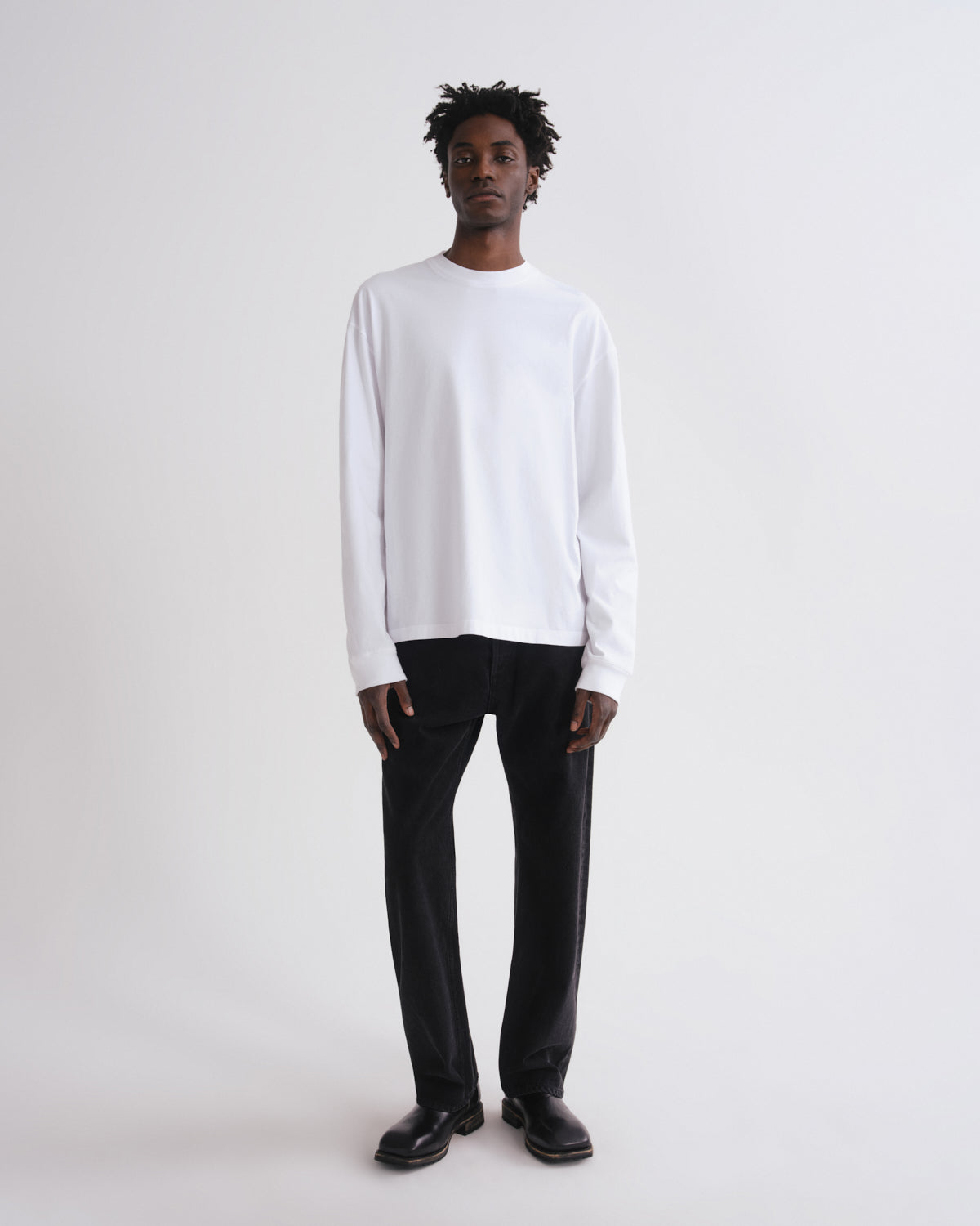 Men Long Sleeve Drop Shoulder Asha in White - Agolde