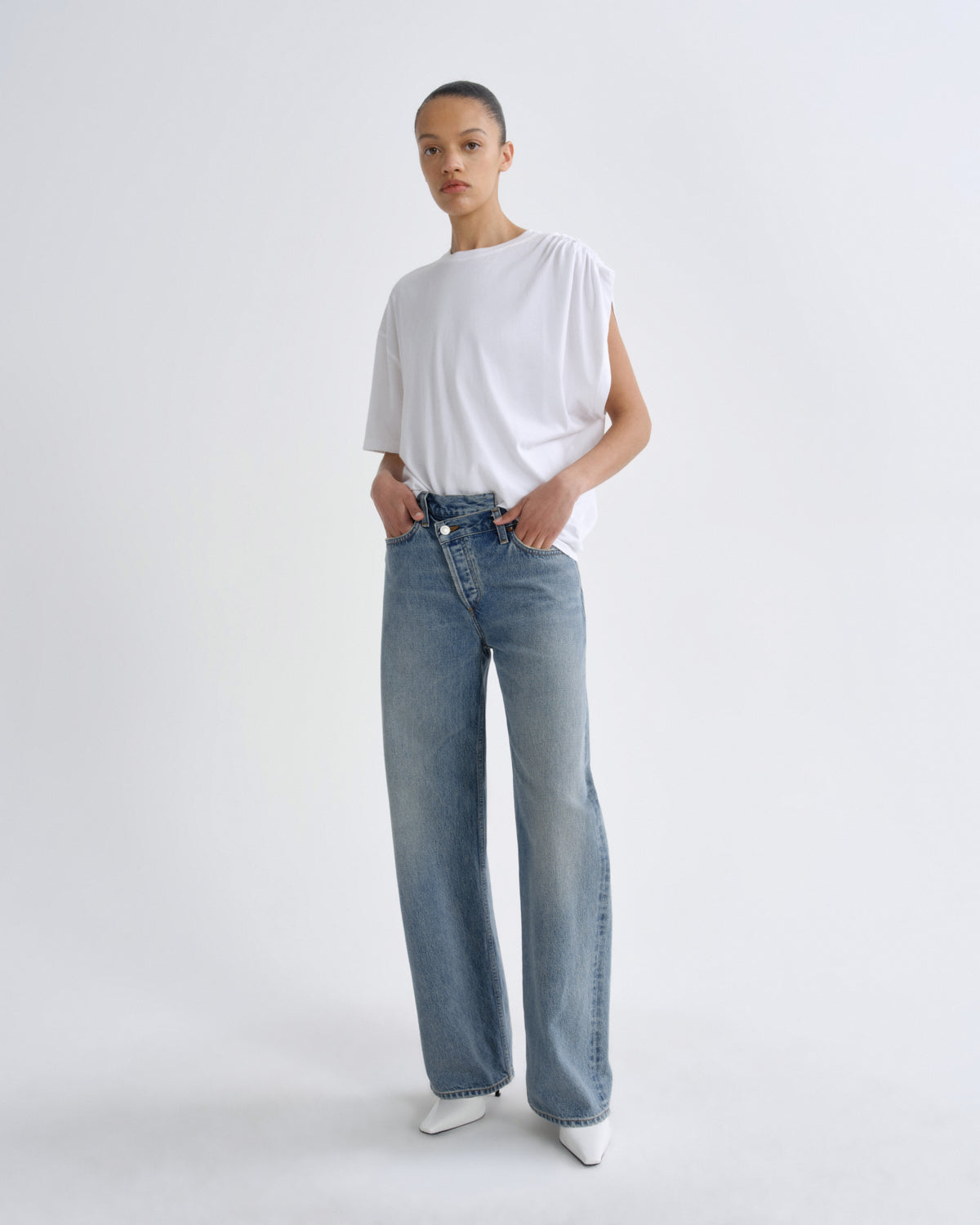 Women Roma T Shirt in White - Agolde