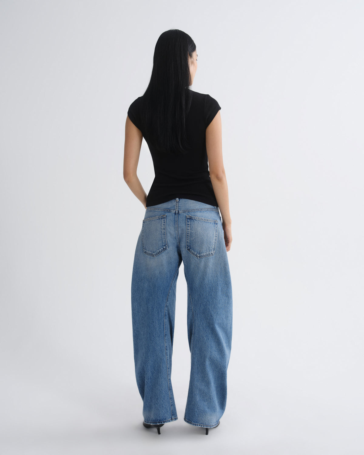 Women Ellery Tee in Black - Agolde