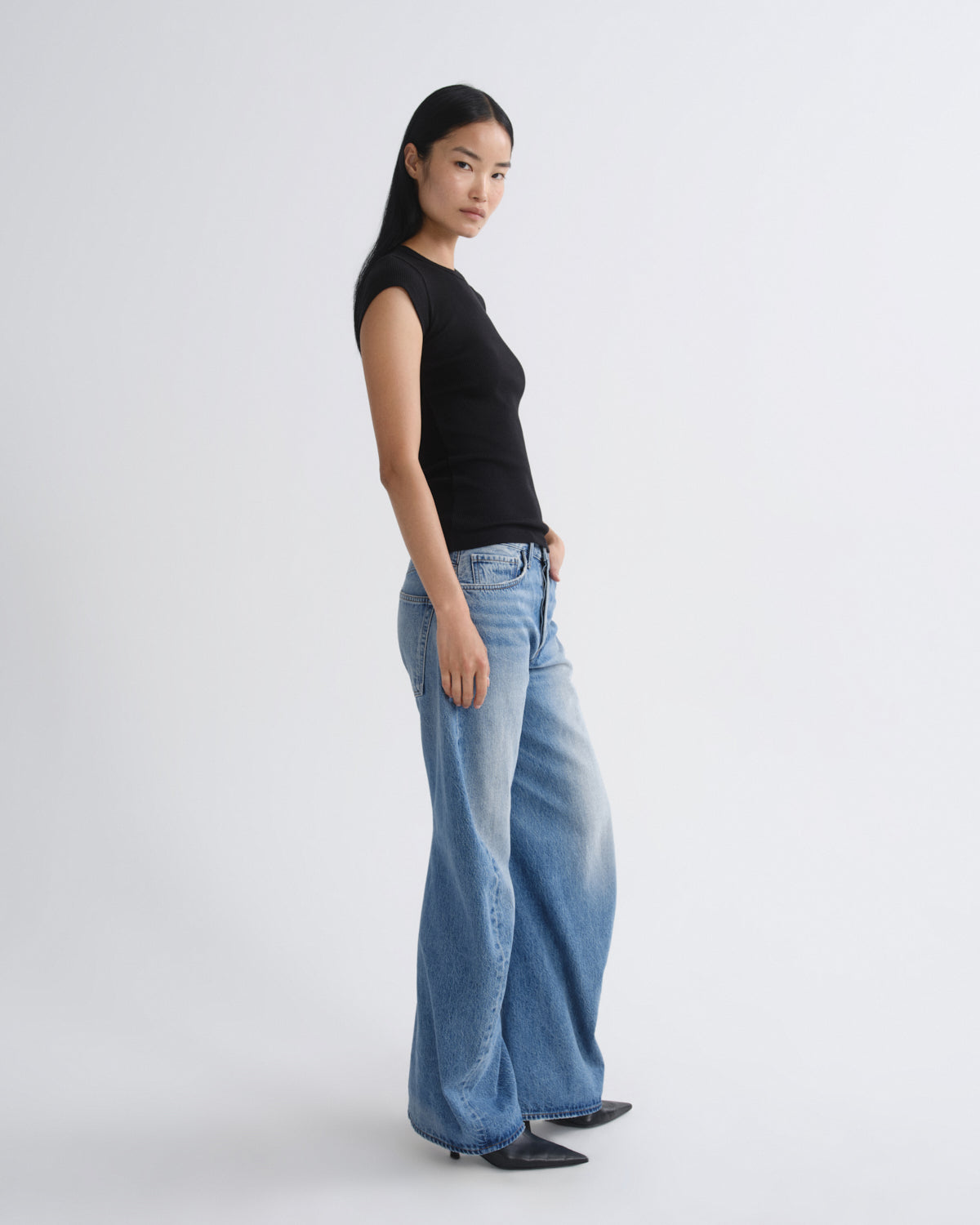 Women Ellery Tee in Black - Agolde