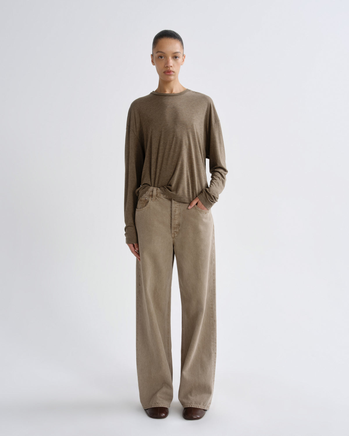 Women Sasha Long Sleeve Boyfriend Tee in Loam - Agolde